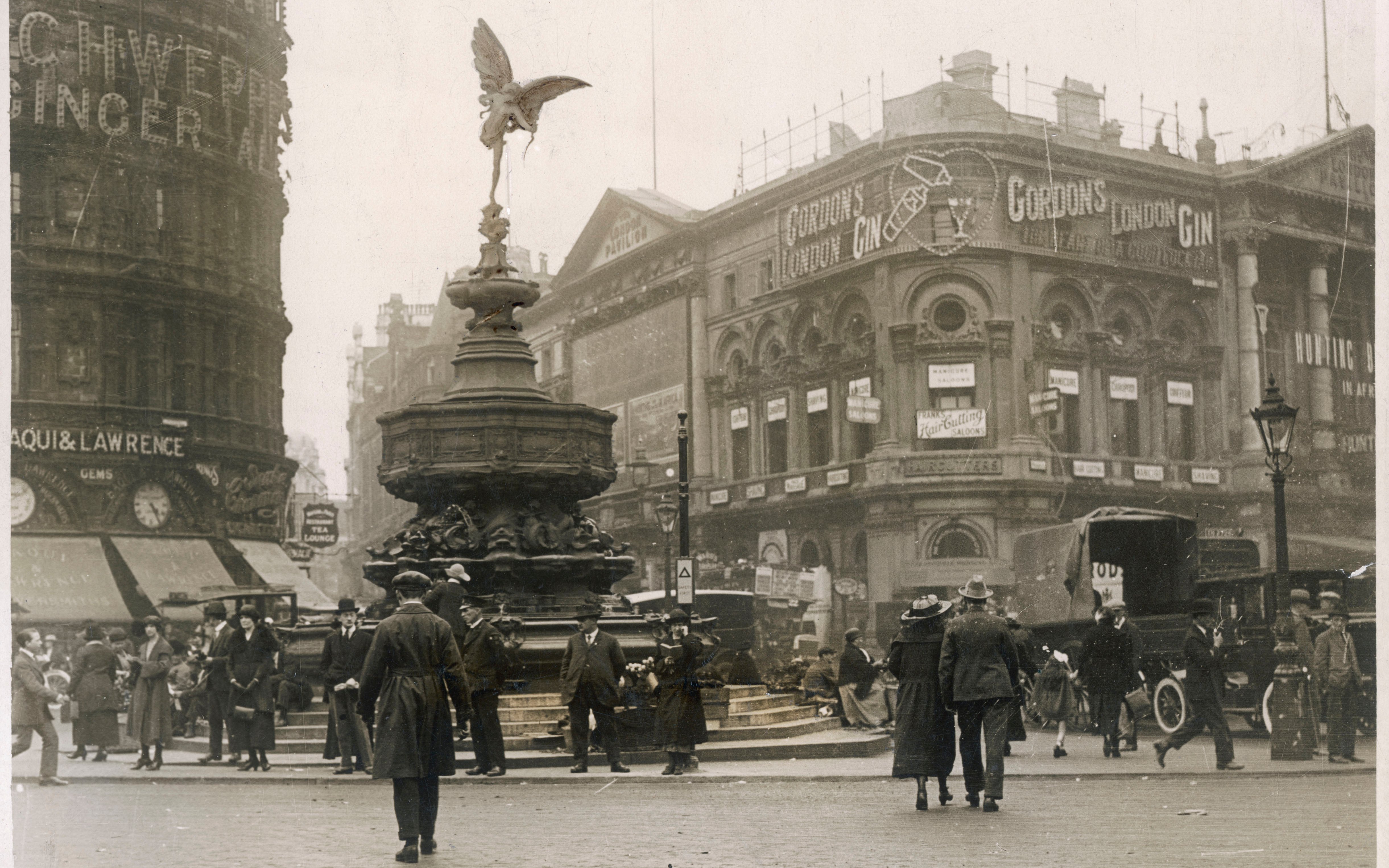 Piccadilly Circus in London, 1925, featuring the Shaftesbury Memorial Fountain and surrounding buildings.