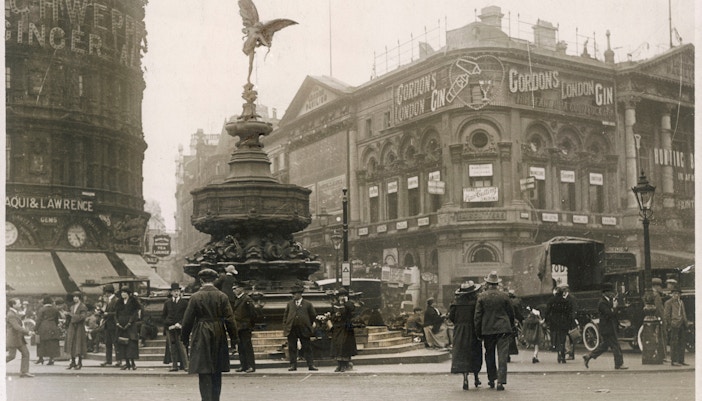 Piccadilly Circus in London, 1925, featuring the Shaftesbury Memorial Fountain and surrounding buildings.