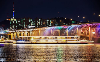 Han River cruise at night with Banpo Bridge Rainbow Fountain show in Seoul.