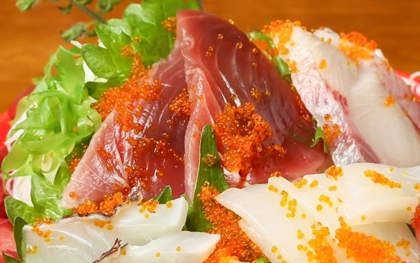 Sashimi platter with fish roe at Hakata Dojo Ueno, Tokyo.