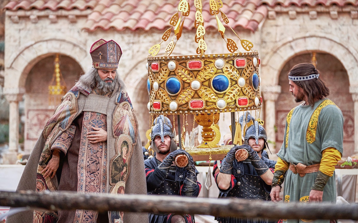 Ceremony scene from El Misterio De Sorbaces at Puy du Fou España with historical costumes.