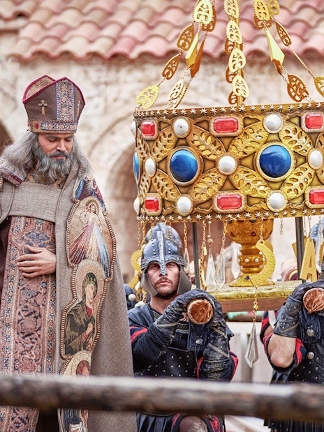 Ceremony scene from El Misterio De Sorbaces at Puy du Fou España with historical costumes.