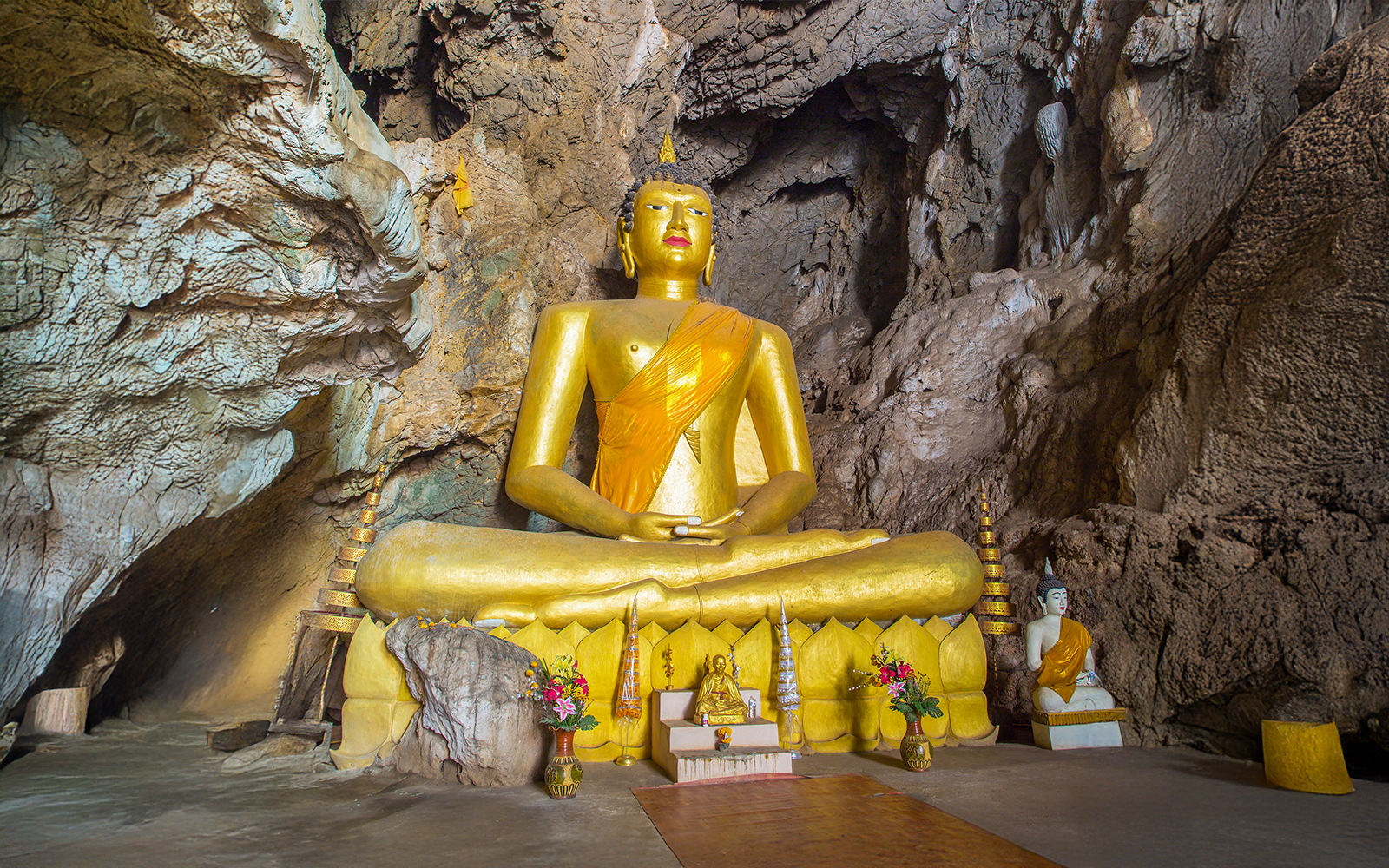 Golden Buddha statue inside Buatong Cave, Chiang Mai.