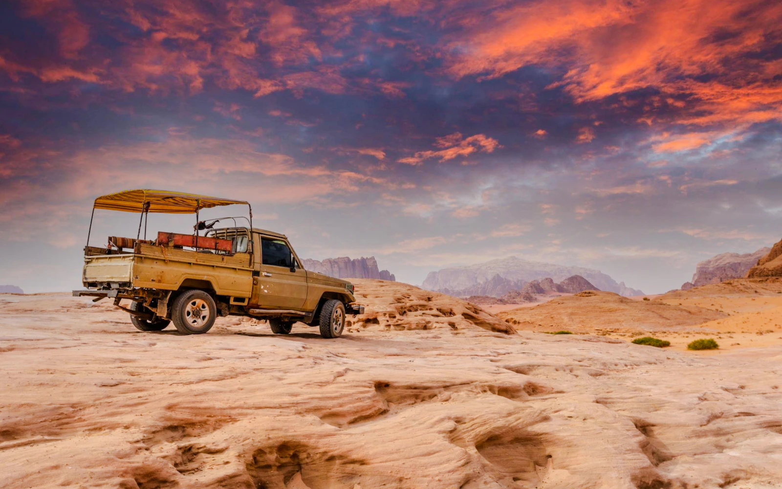 From Amman or Dead Sea: Private Day Trip to Petra with Local Guide (Product 56590)