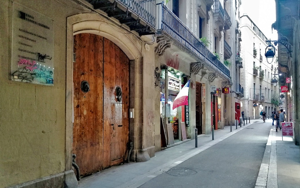 Narrow street in Barcelona with historic buildings on the Picasso Walking Tour route.