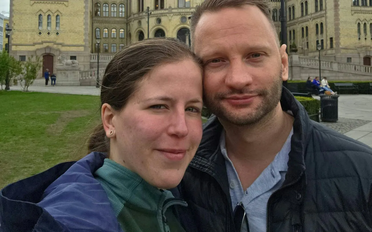 Couple in front of the Norwegian Parliament building in Oslo during a city exploration game.