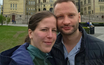 Couple in front of the Norwegian Parliament building in Oslo during a city exploration game.