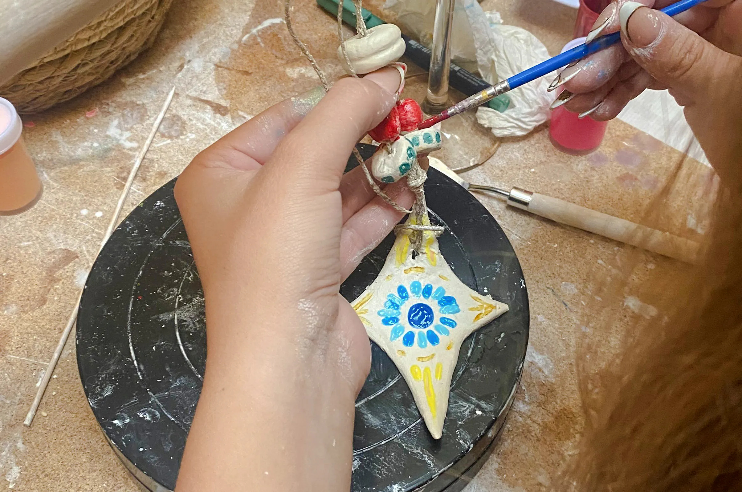 laboratorio di creazione di ciondoli contro il malocchio ad atene-7