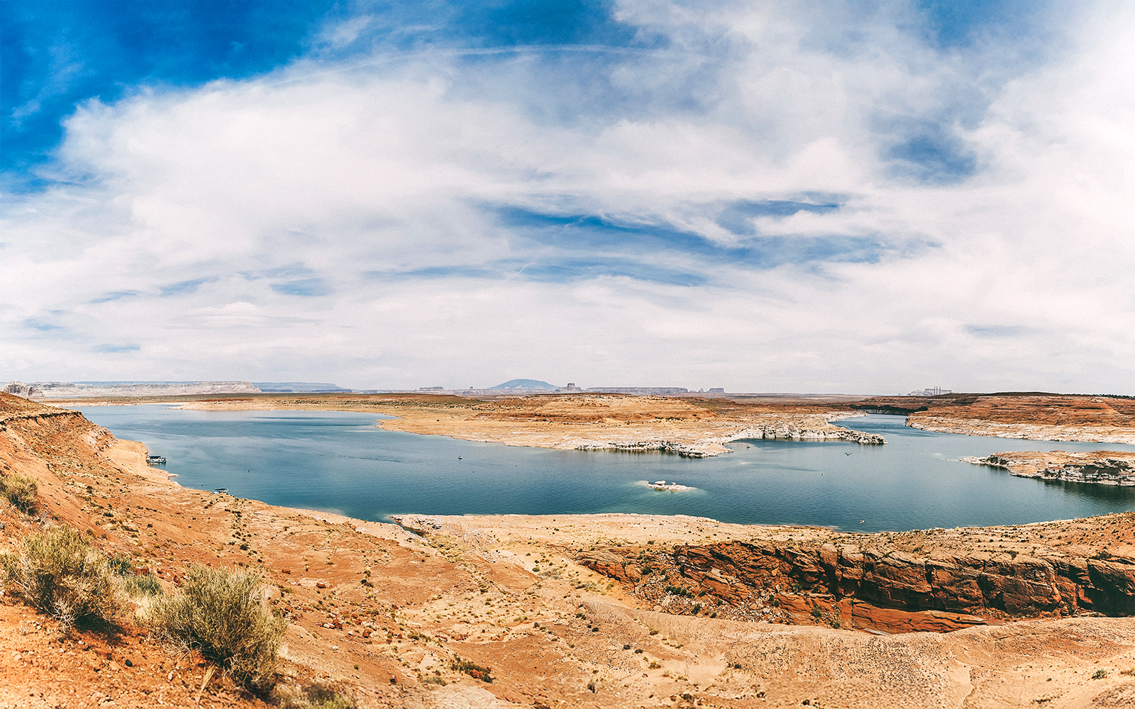 Aerial view of Horseshoe Bend with river and desert landscape, Arizona.