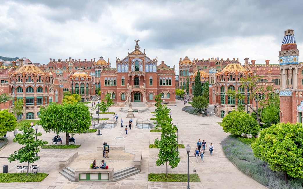 Tourists at Hospital de Sant Pau in Barcelona using Turbopass City Card.