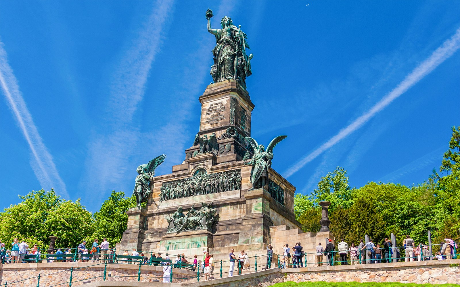 Niederwalddenkmal bei blauem Himmel umgeben von grünen Bäumen