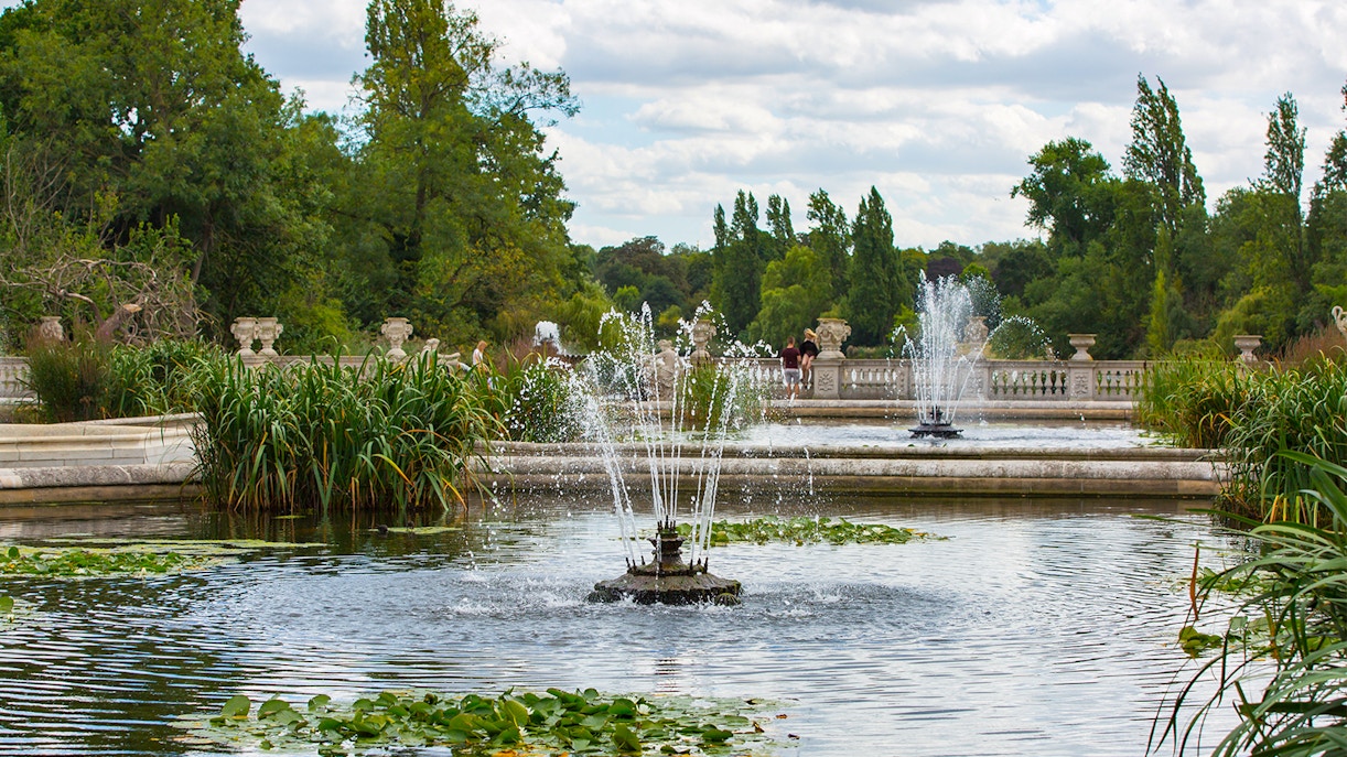 https://cdn-imgix.headout.com/media/images/9aa88574e59493eff6b114f515cbbf60-Italian%20Garden%20Kensinton%20Palace.jpg