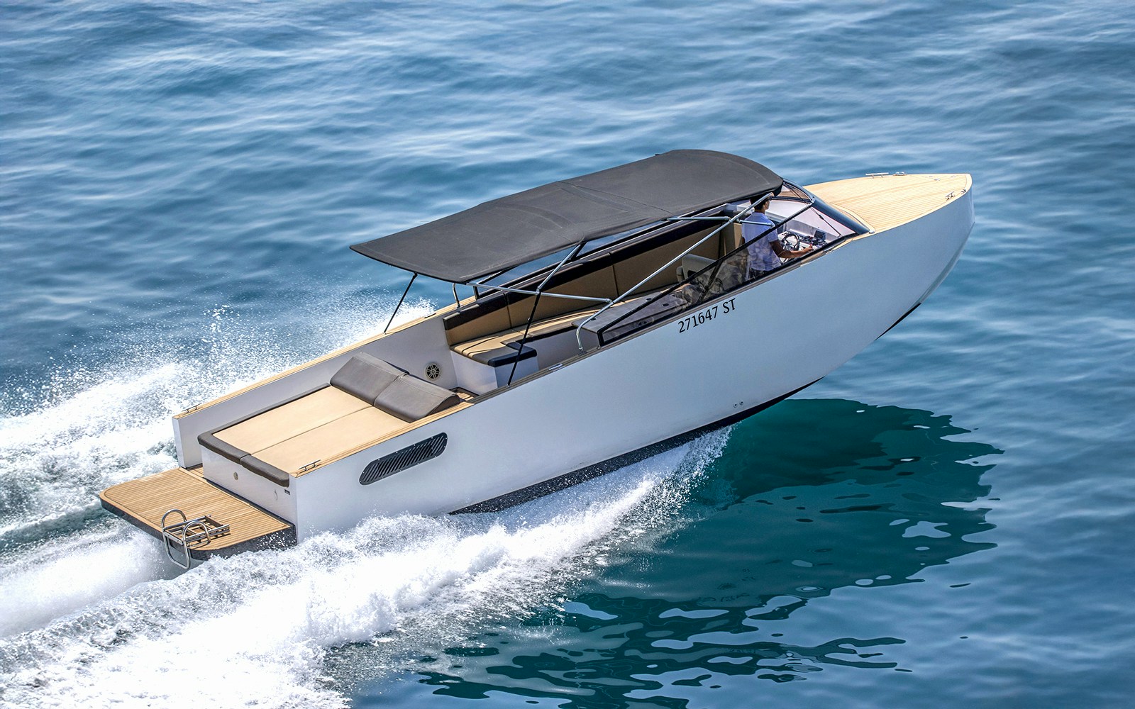 Speedboat cruising during Bol, Hvar, Pakleni islands & Šolta full day tour.