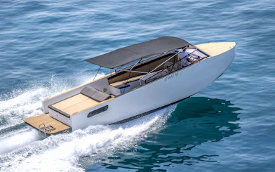 Speedboat cruising during Bol, Hvar, Pakleni islands & Šolta full day tour.