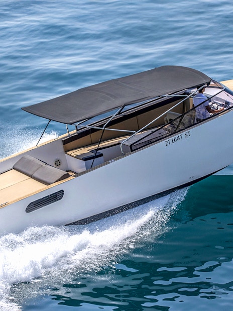 Speedboat cruising during Bol, Hvar, Pakleni islands & Šolta full day tour.