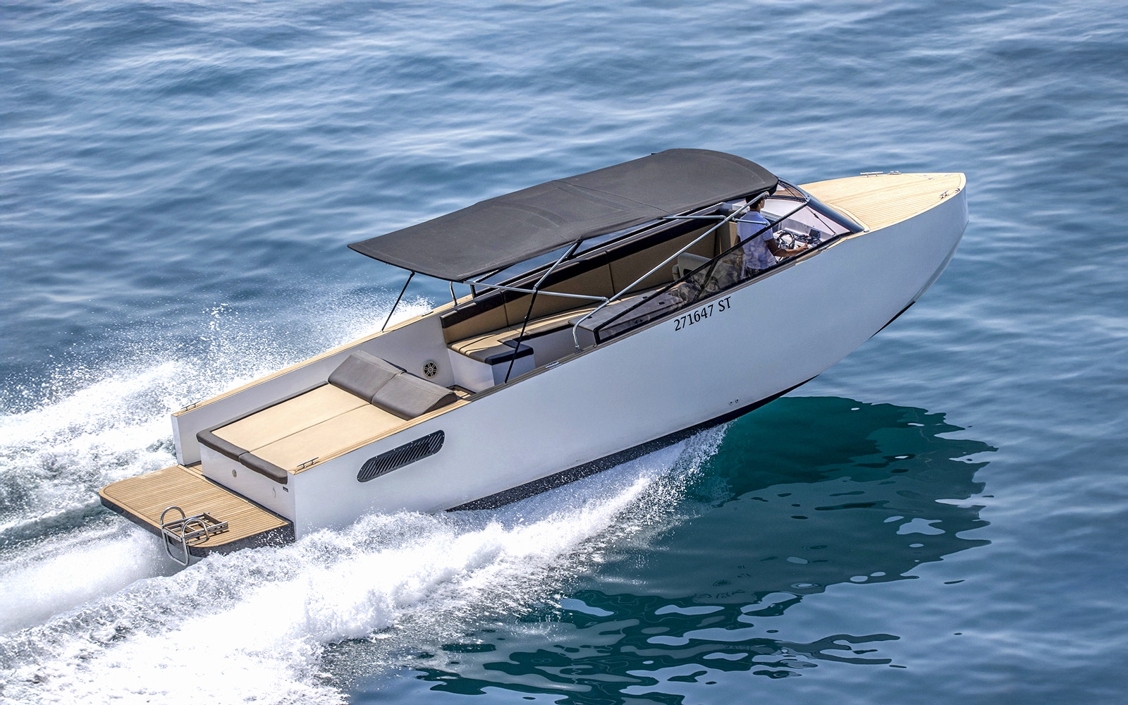 Speedboat cruising during Bol, Hvar, Pakleni islands & Šolta full day tour.