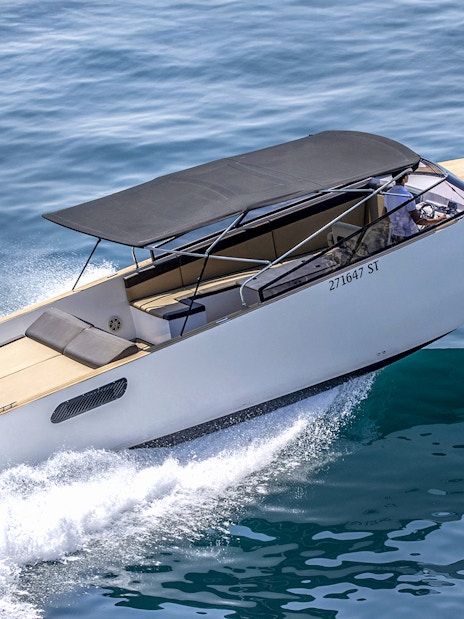 Speedboat cruising during Bol, Hvar, Pakleni islands & Šolta full day tour.