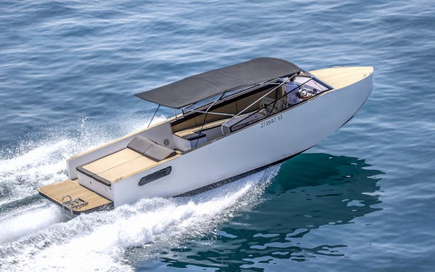 Speedboat cruising during Bol, Hvar, Pakleni islands & Šolta full day tour.