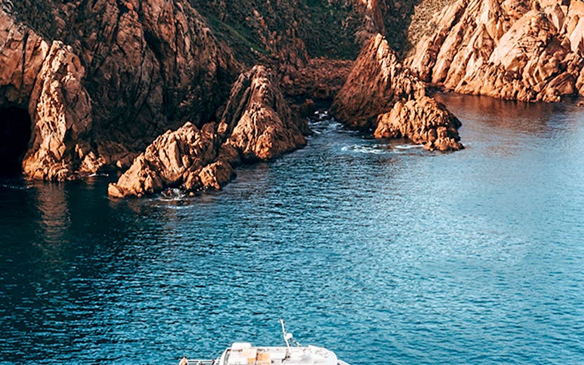 Cruise boat near rocky coastline of Phillip Island, Australia.