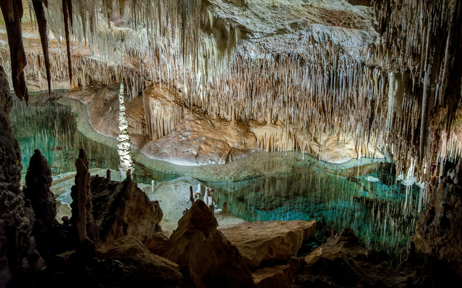 Stalactites and turquoise water in Drach Caves, Mallorca.