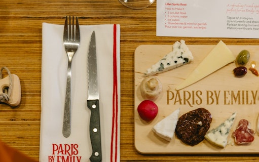 la cata oficial de vino y queso de «emily in paris» con taller de elaboración de mantequilla-3