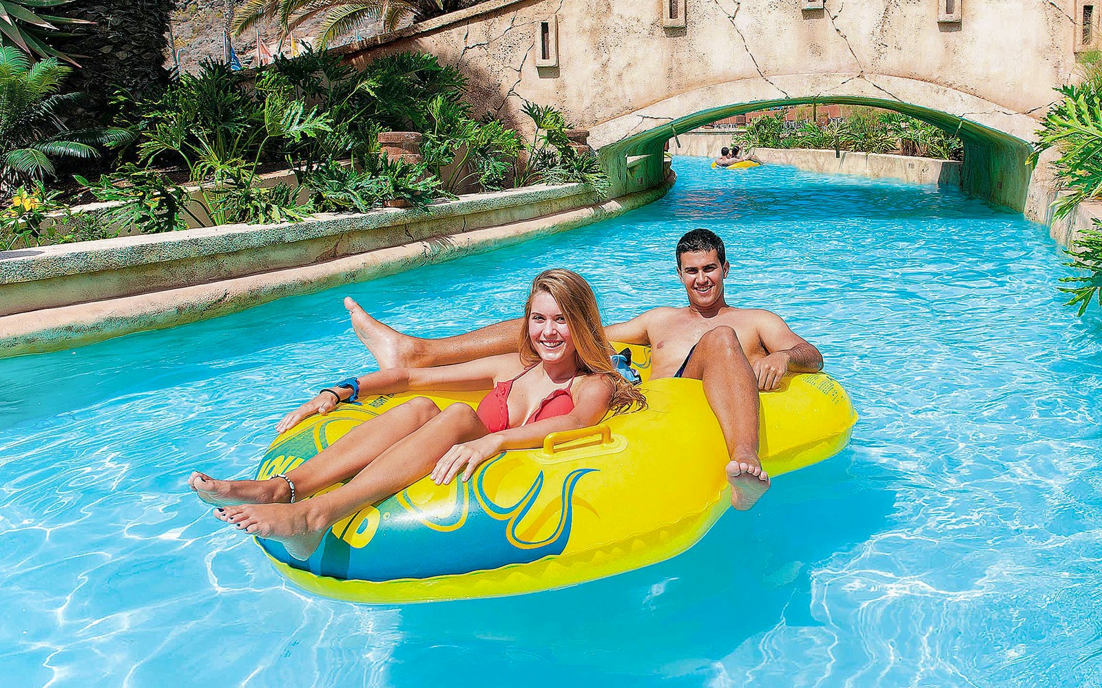 Couple enjoying a lazy river ride at Aqualand Maspalomas.