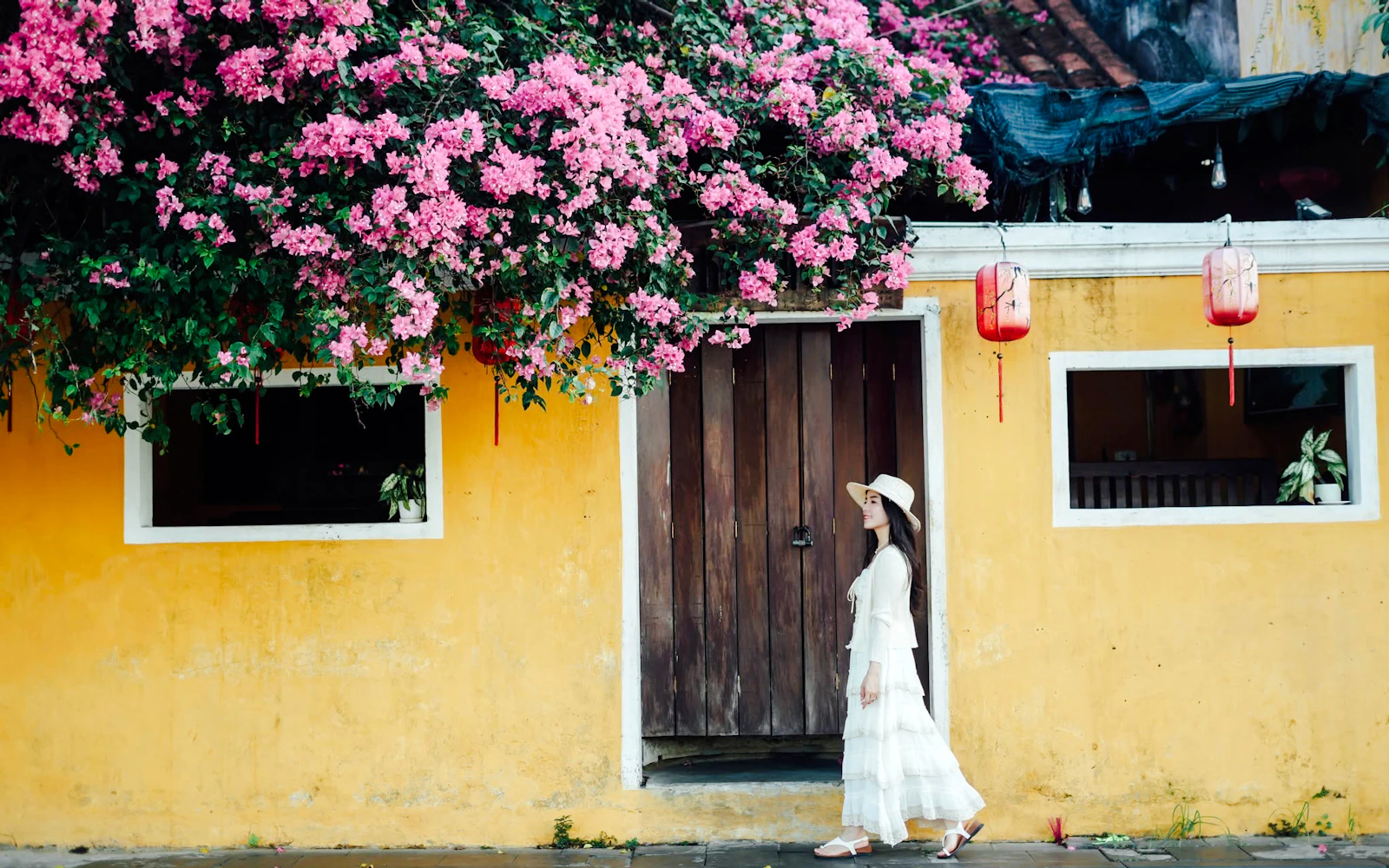Hoi An Ancient Town Private Photoshoot and Guided Walking Tour Image 2