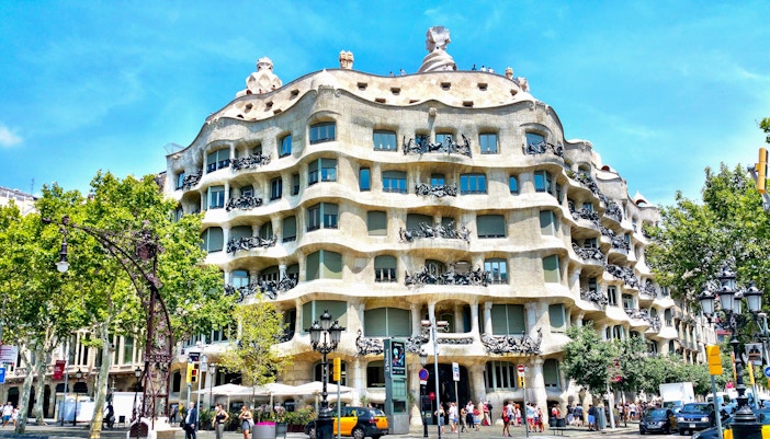 Extérieur de la Casa Mila avec sa façade unique en pierre et ses balcons en fer forgé à Barcelone, Espagne.