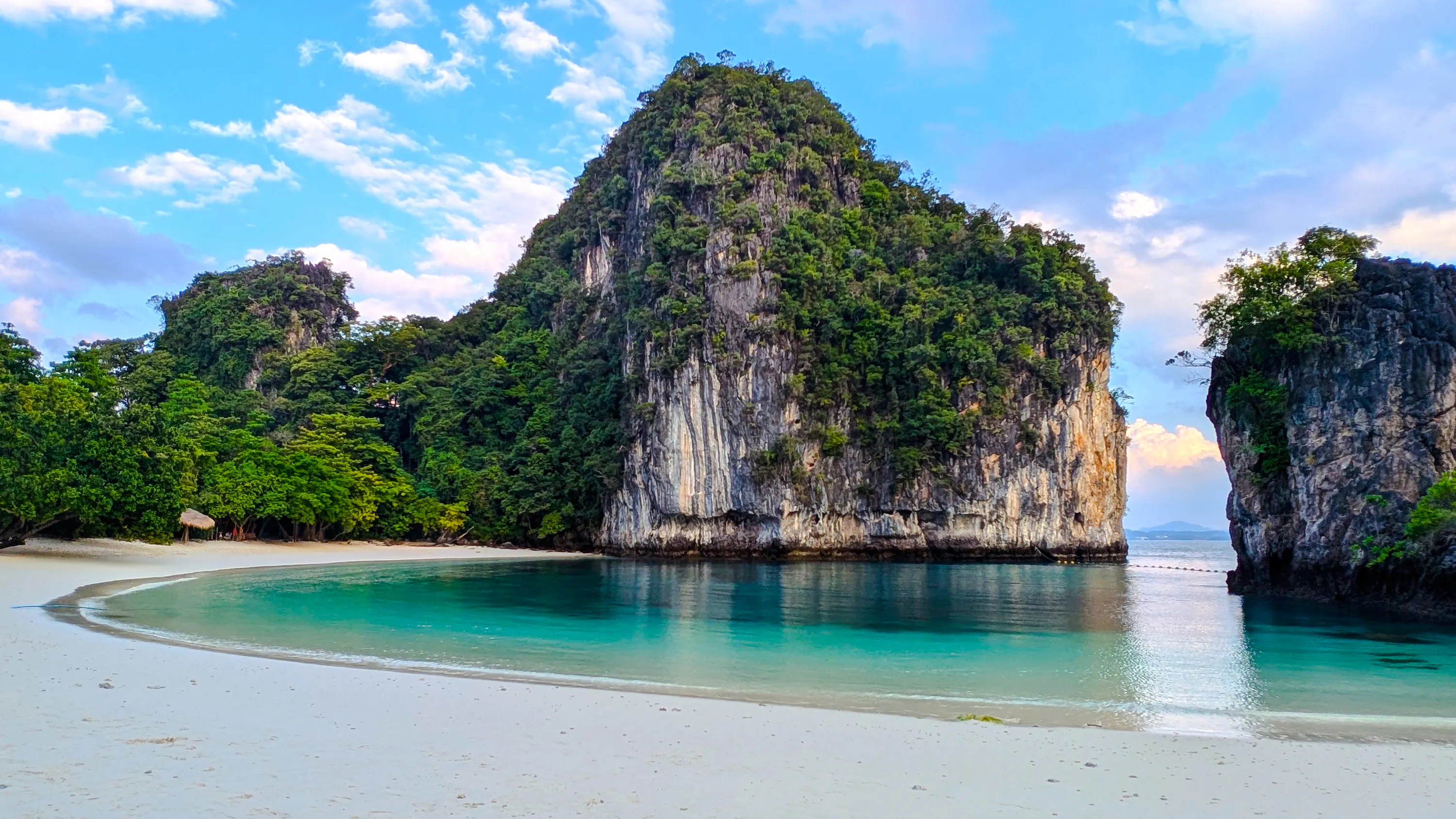 From Krabi/Ao Nang: Hong Islands Speedboat Tour with Snorkel and Lunch