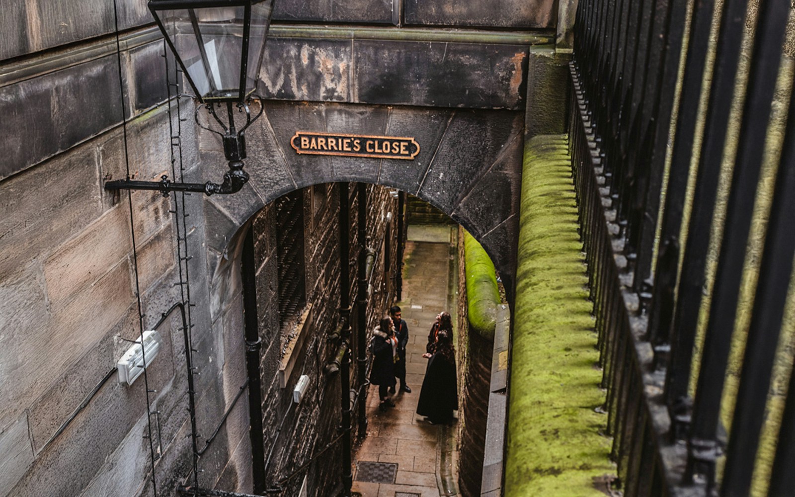 Barries Close alleyway with group on Ghostly Underground tour in Edinburgh.