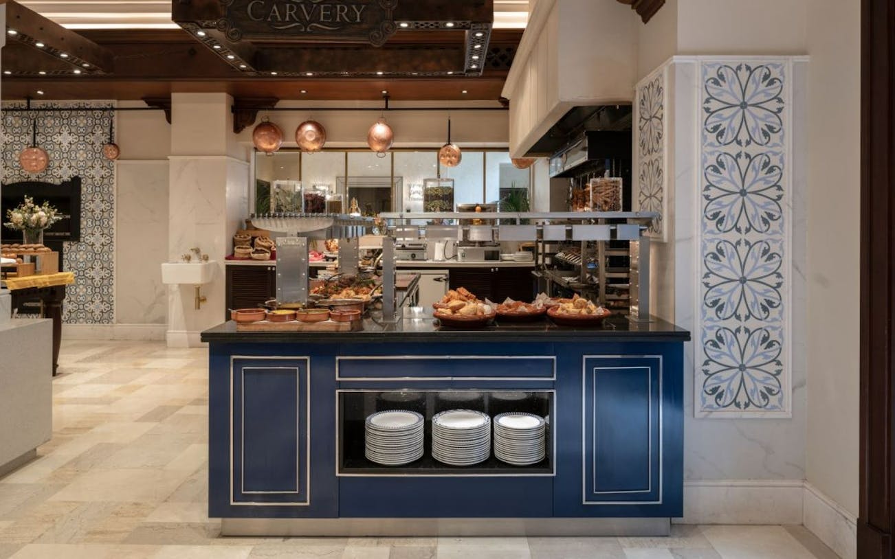 petit-déjeuner sous forme de buffet au rotisserie, proposant des plats du moyen-orient et d'europe-4