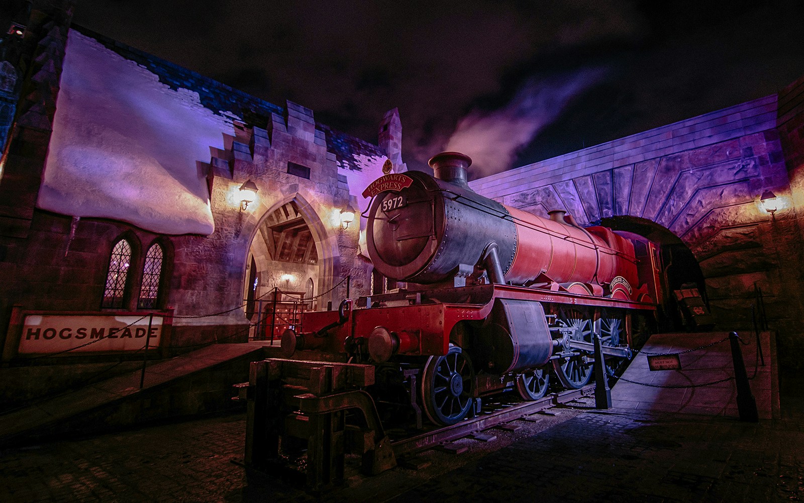 Hogwarts Express in Harry potter wizarding world