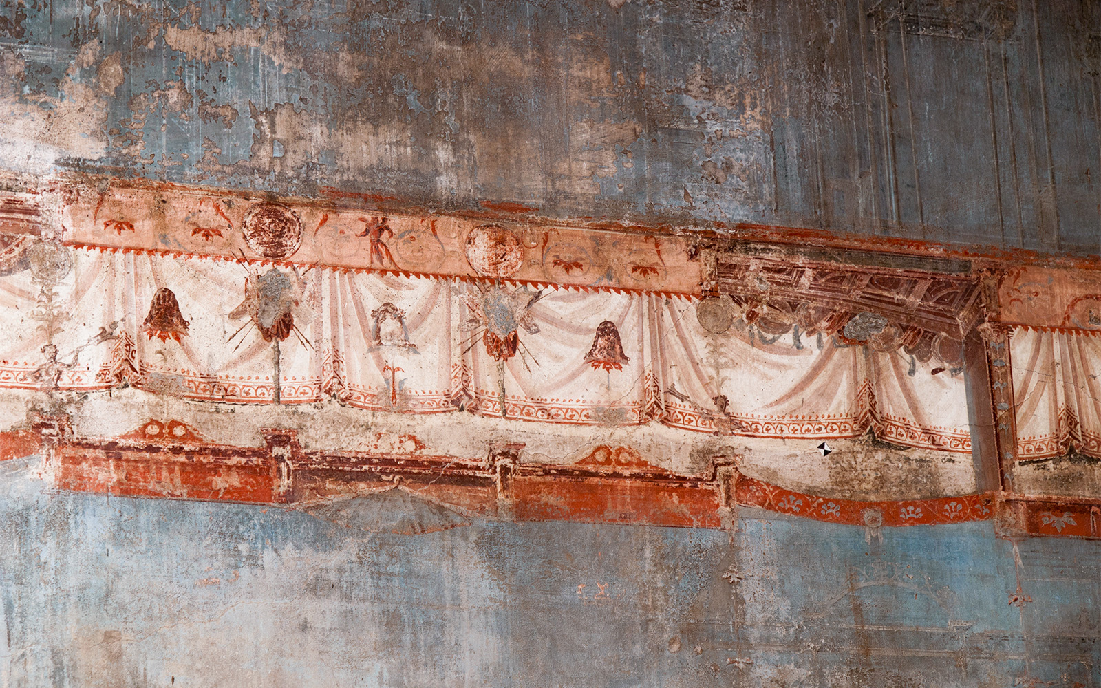 Herculaneum frescoes with detailed red and white drapery patterns.