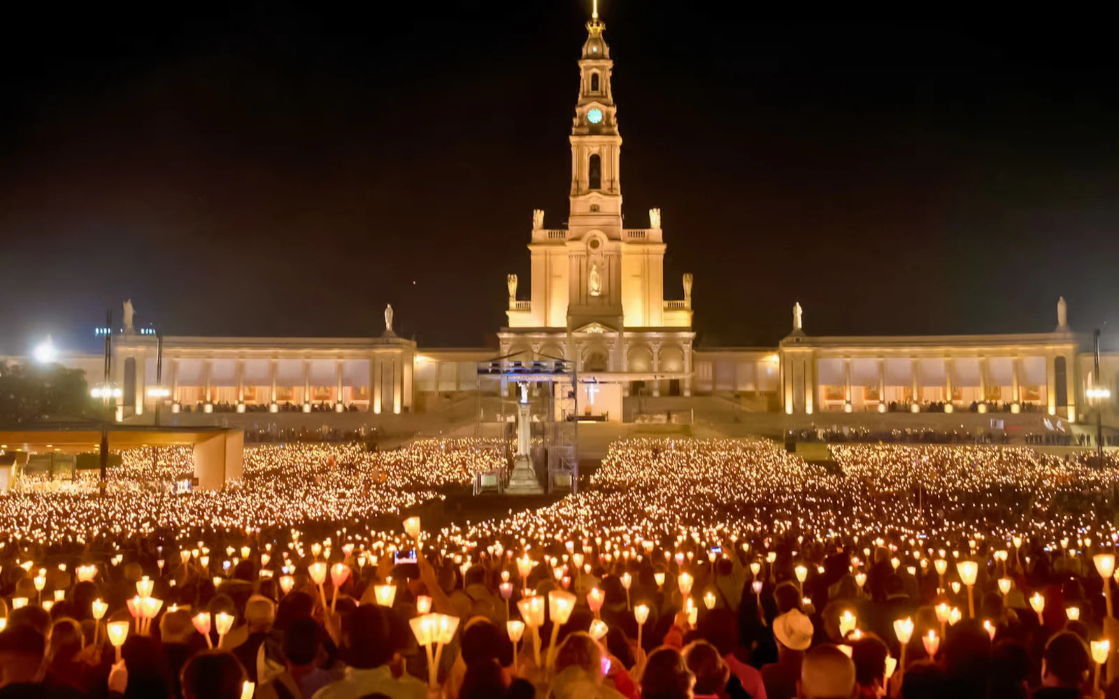 From Lisbon: Fátima Evening Guided Tour with Candlelight Procession