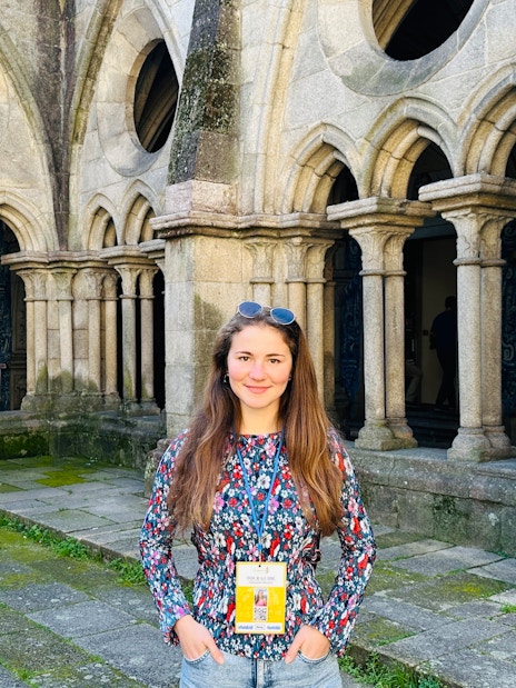Guide standing inside the Porto Cathedral near stone arches.