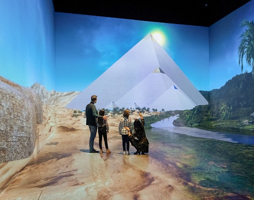 Detailed visuals of artifacts at the Tutanchamun Wien exhibition