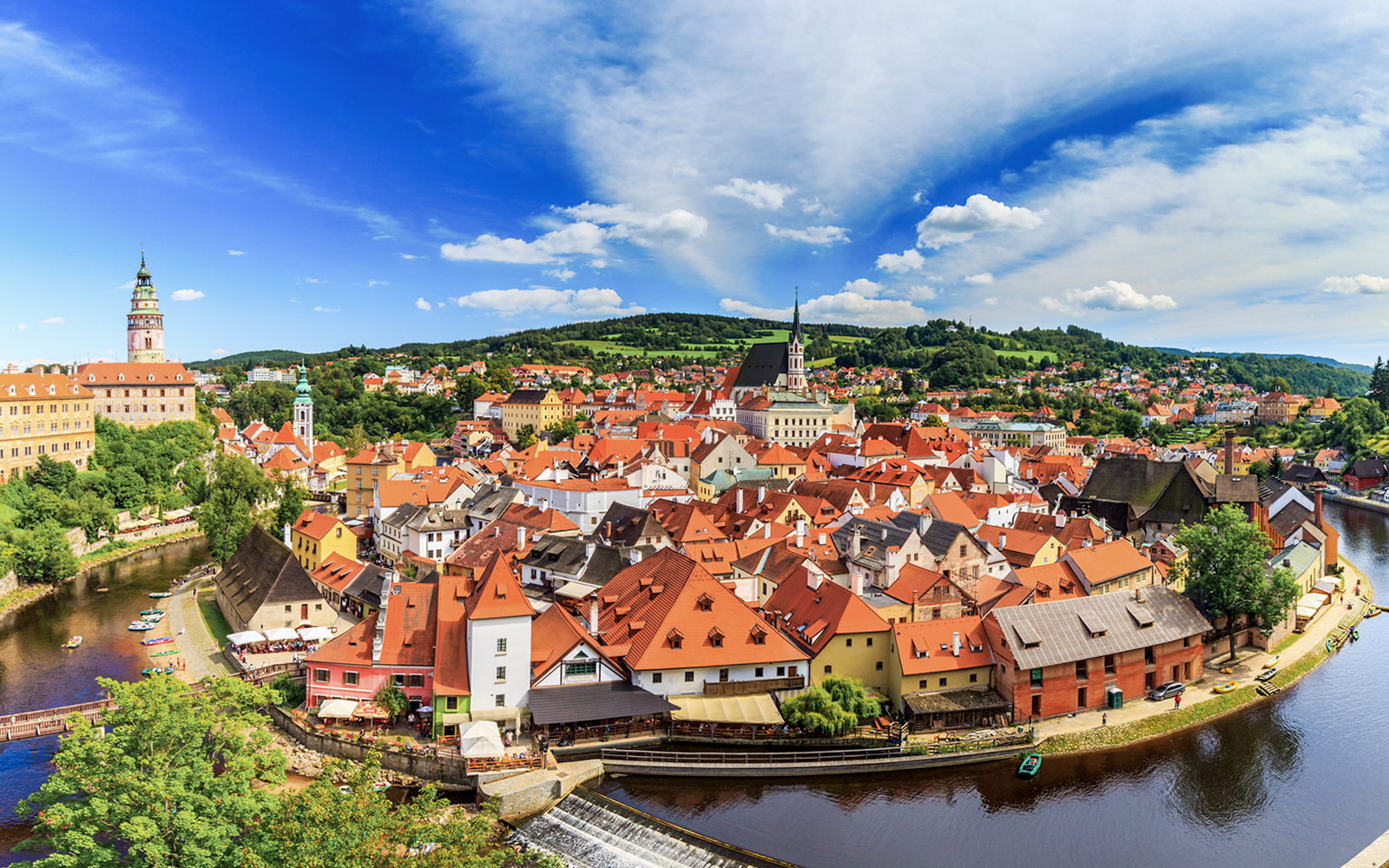 Aerial view of Cesky Krumlov with red-roofed buildings and Vltava River.