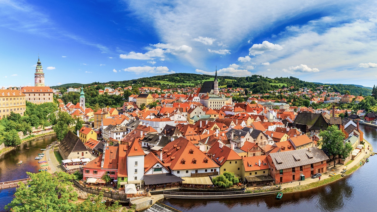 Aerial view of Cesky Krumlov with red-roofed buildings and Vltava River.
