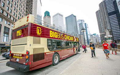 Tourists boarding a Big Bus Chicago for a Hop On and Hop Off tour.