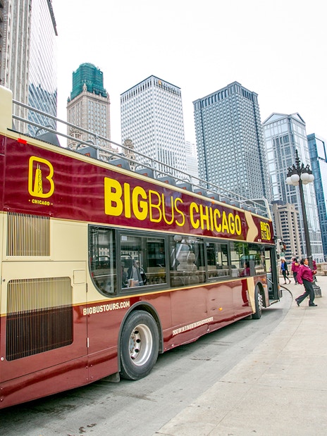 Tourists boarding a Big Bus Chicago for a Hop On and Hop Off tour.