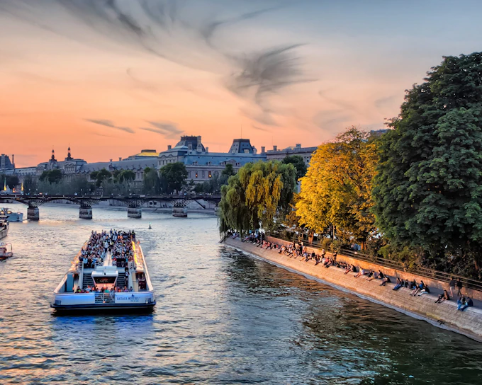 Seine River Cruise from Pont de l'Alma with Sparkling Champagne