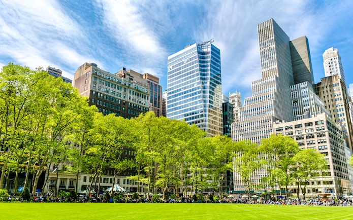 Park near SUMMIT One Vanderbilt with skyscrapers and green trees in New York City.