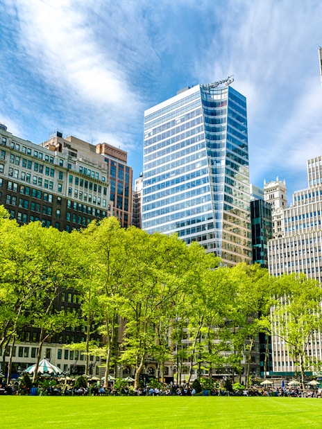 Park near SUMMIT One Vanderbilt with skyscrapers and green trees in New York City.