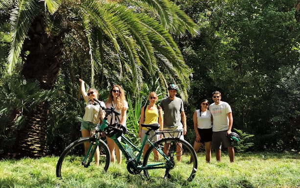 Group with electric bike in Athens park during tour.