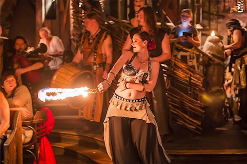 Spettacolo con cena medievale e bevande illimitate