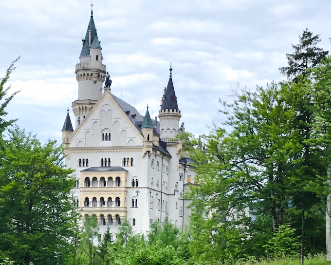 From Munich: Neuschwanstein, Linderhof Castles & Venus Grotto Full-Day Guided Tour in a Luxury Coach