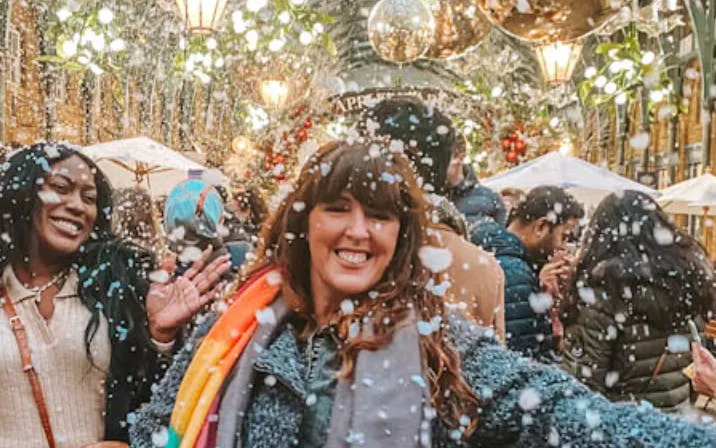 London Christmas Pubs and Festive Lights Walking Tour