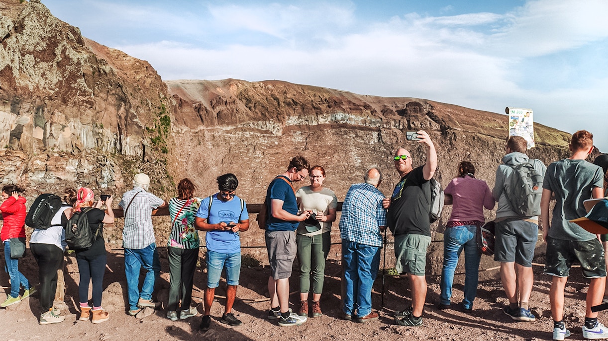 crowd of people on mount vesuvius hike