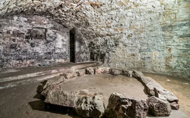 Edinburgh Vaults stone circle in dimly lit underground chamber.