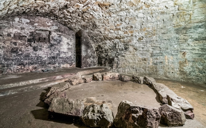 Edinburgh Vaults stone circle in dimly lit underground chamber.